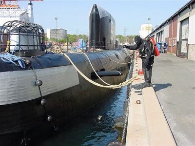 Terry Dwyer prepares for a dive on submarine K-19 in Halifax harbour on the movie set K-19 THE WIDOWMAKER